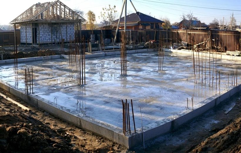 Плитний фундамент: коли вибирати та як будувати